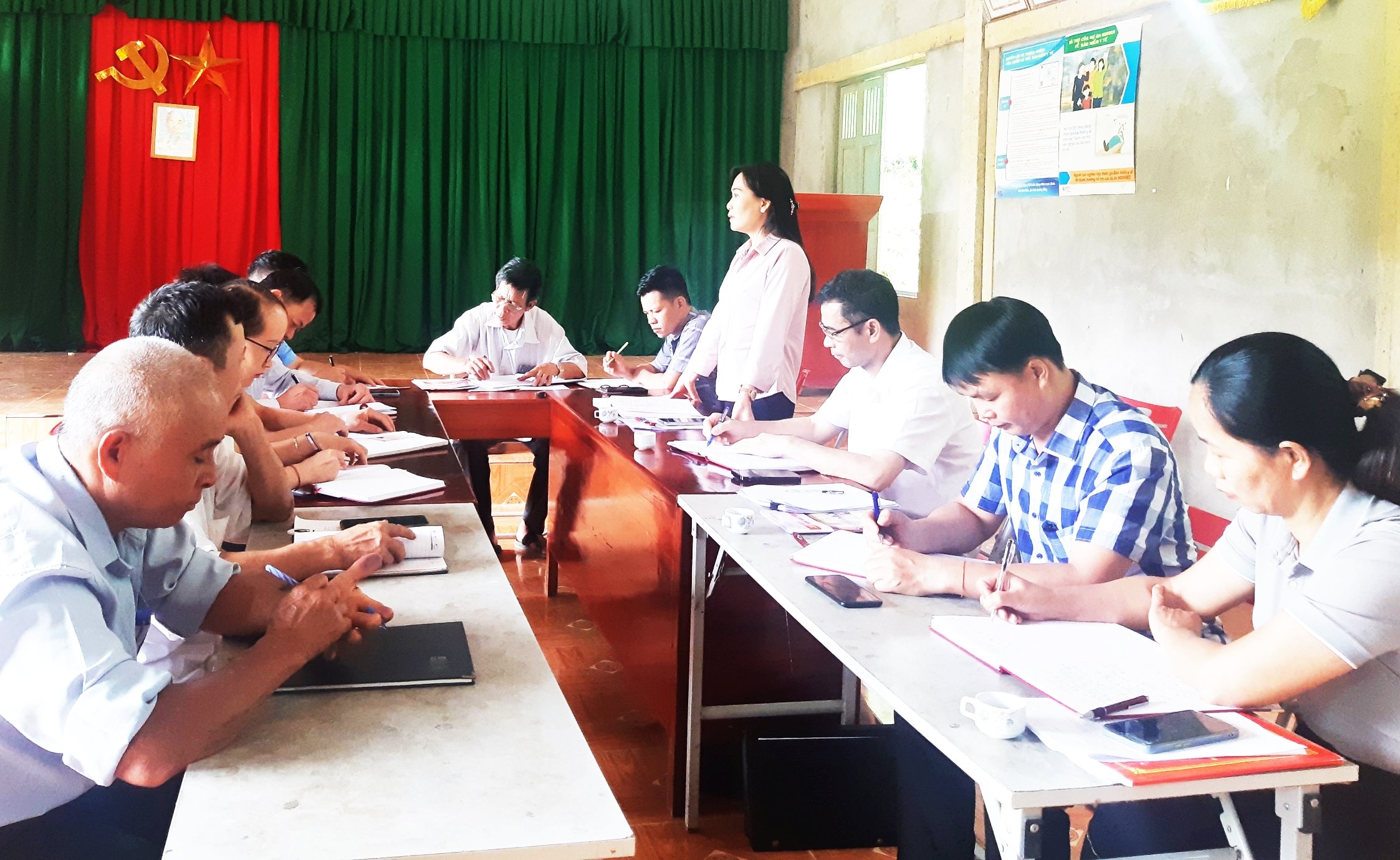 Đồng chí Trưởng ban Tuyên giáo Tỉnh ủy dự sinh hoạt chi bộ tại huyện Na Hang