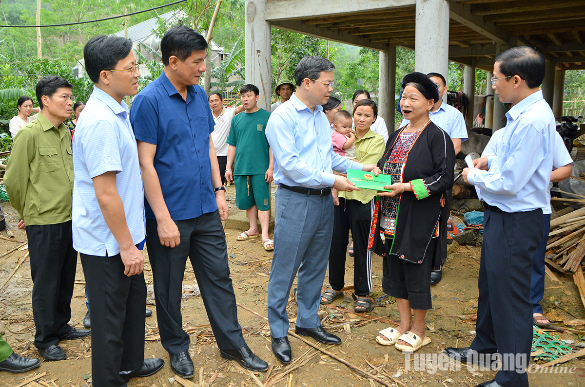 Đồng chí Nguyễn Văn Sơn, Phó Bí thư Tỉnh ủy, Chủ tịch UBND tỉnh thăm, động viên các hộ gia đình bị sập nhà do mưa bão