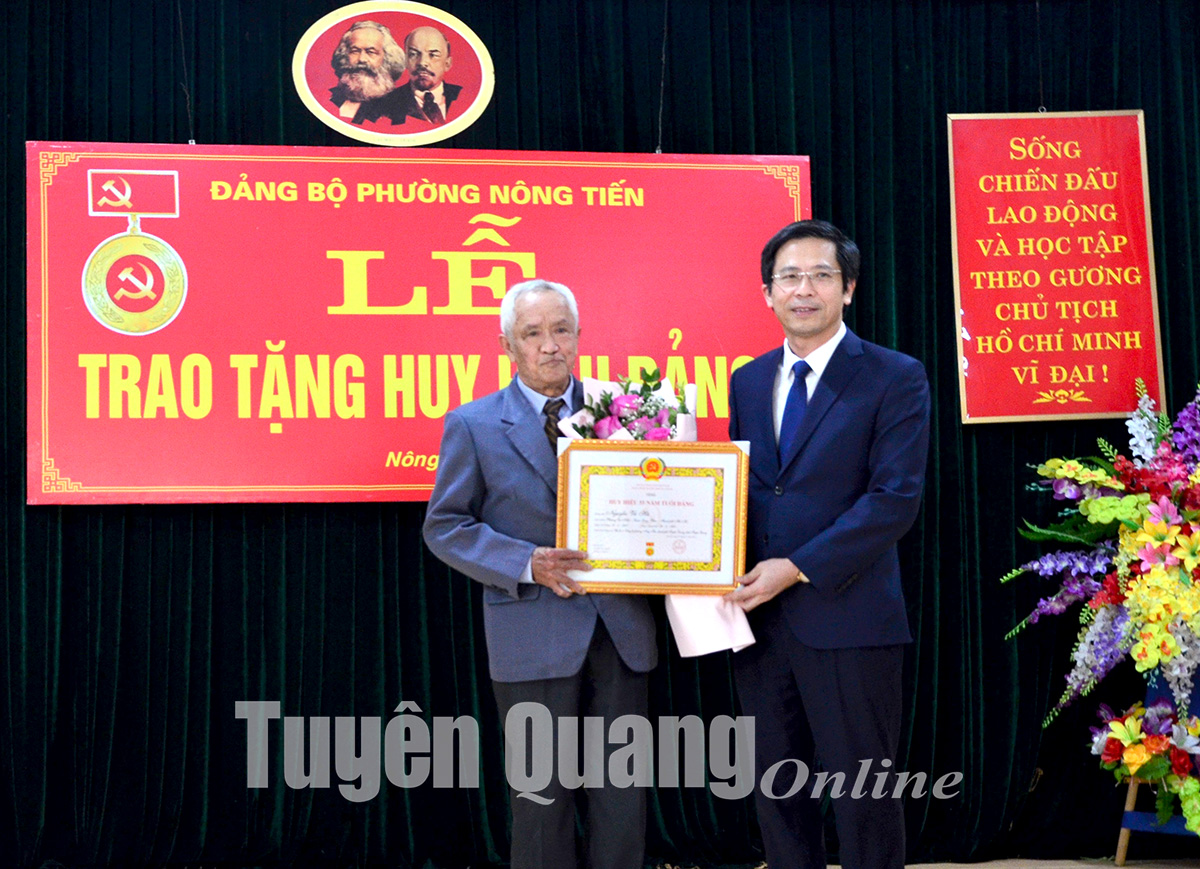 Bí thư Thành ủy Tạ Đức Tuyên trao tặng Huy hiệu Đảng tại Đảng bộ phường Nông Tiến và An Tường