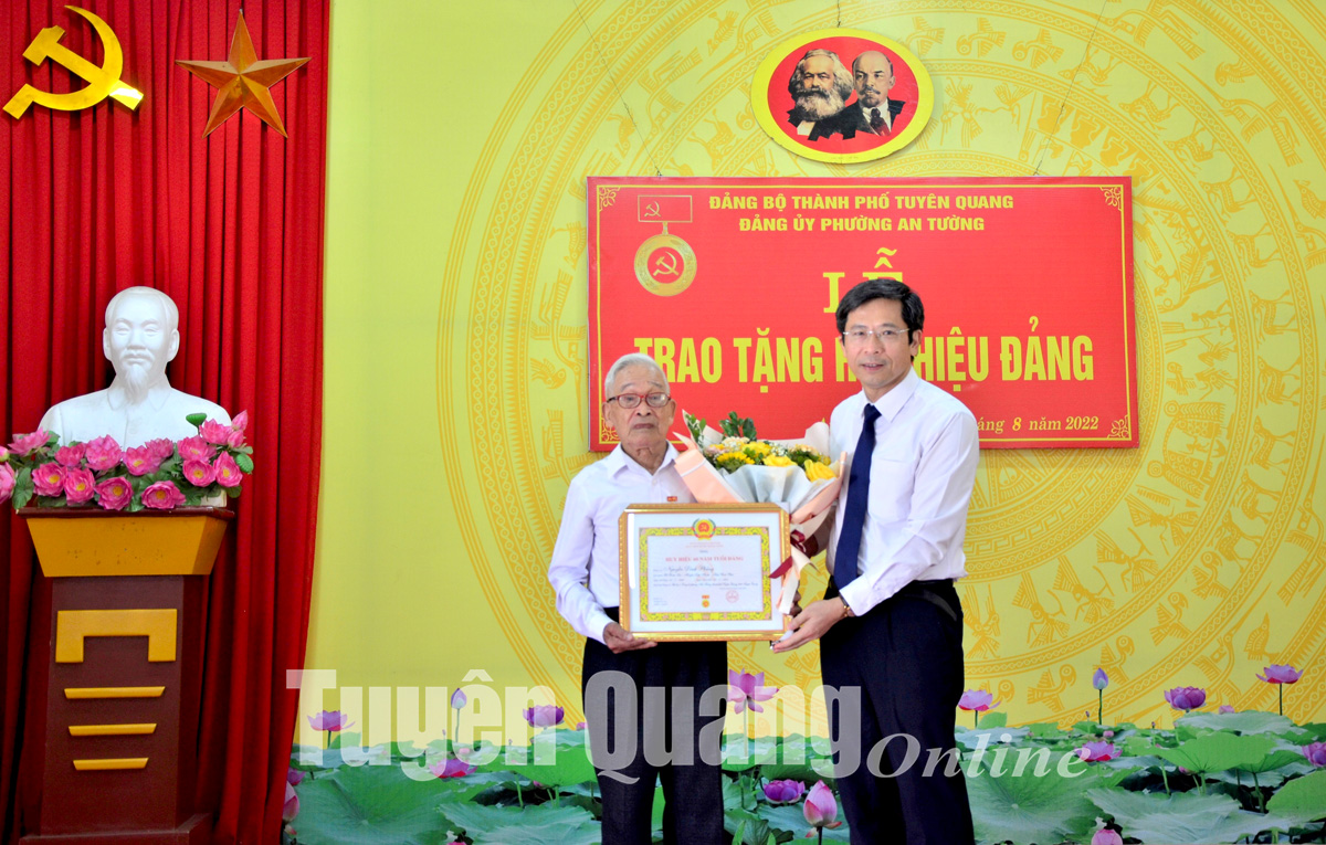 Đồng chí Bí thư Thành ủy Tạ Đức Tuyên trao tặng Huy hiệu Đảng tại Đảng bộ phường An Tường và xã Kim Phú