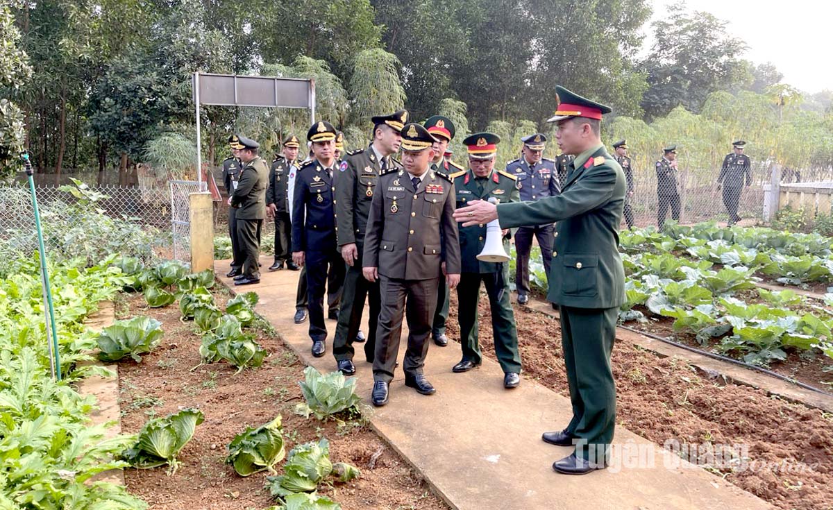 Lớp đào tạo ngắn hạn Chỉ huy - Tham mưu cao cấp chiến dịch - chiến lược Quân đội Hoàng gia Campuchia học tập, nghiên cứu thực tế tại Ban CHQ thành phố Tuyên Quang