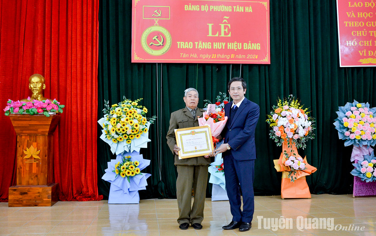 Đồng chí Bí thư Thành ủy Tạ Đức Tuyên trao tặng Huy hiệu Đảng tại phường Tân Hà và phường Phan Thiết