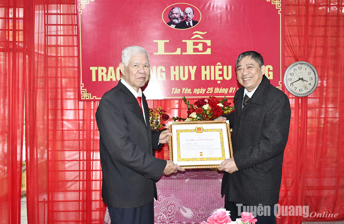 Đồng chí Chủ nhiệm Ủy ban Kiểm tra Tỉnh ủy Nguyễn Hồng Trang trao Huy hiệu Đảng tại huyện Hàm Yên