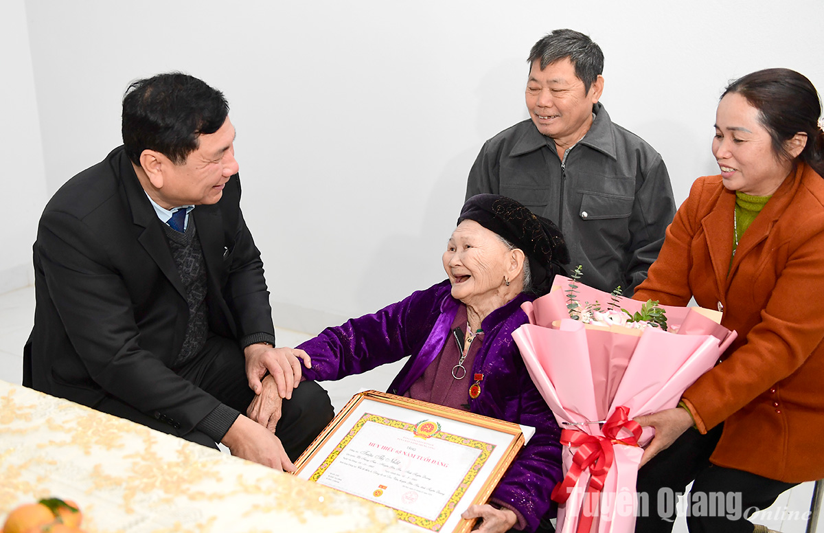 Đồng chí Phùng Tiến Quân trao Huy hiệu 65 năm tuổi Đảng tại huyện Yên Sơn