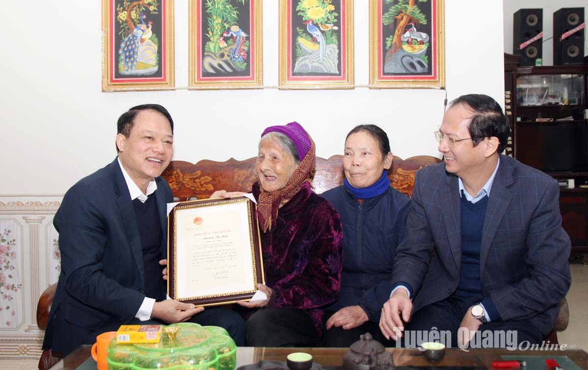Đồng chí Vân Đình Thảo thăm, tặng quà Tết các gia đình chính sách, người cao tuổi huyện Sơn Dương