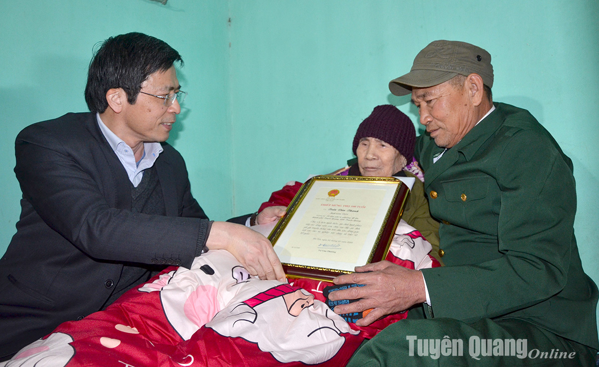 Đồng chí Bí thư Thành ủy Tạ Đức Tuyên thăm, chúc thọ người cao tuổi và tặng quà gia đình chính sách tại thành phố Tuyên Quang