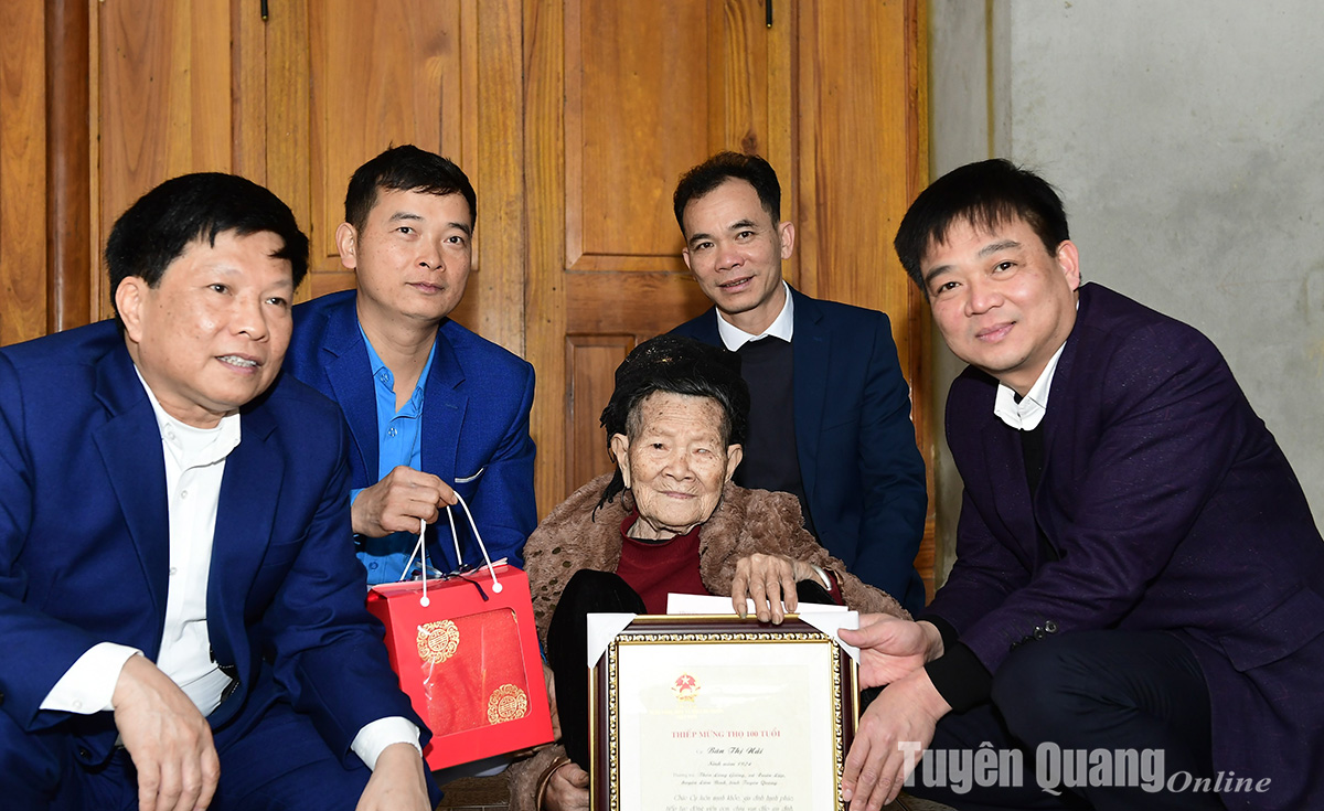 Đồng chí Nguyễn Hưng Vượng thăm, tặng quà Tết người cao tuổi huyện Lâm Bình