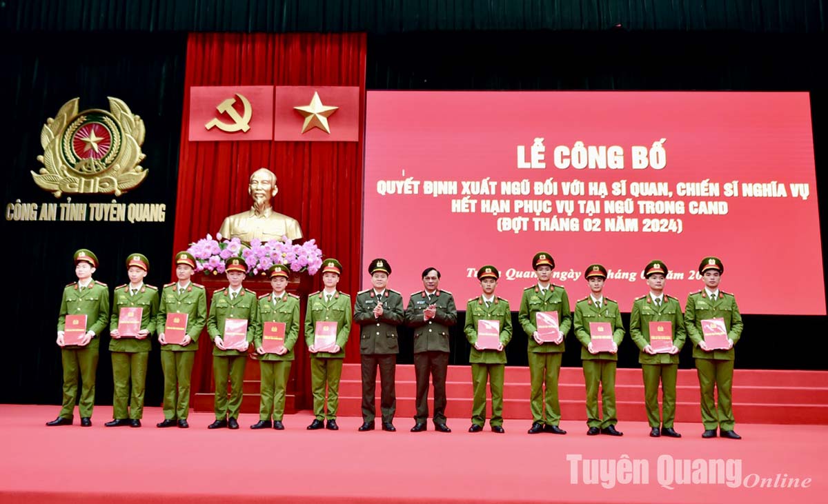 Tuyên Quang công bố quyết định xuất ngũ và tư vấn hướng nghiệp, giới thiệu việc làm cho 135 chiến sĩ nghĩa vụ