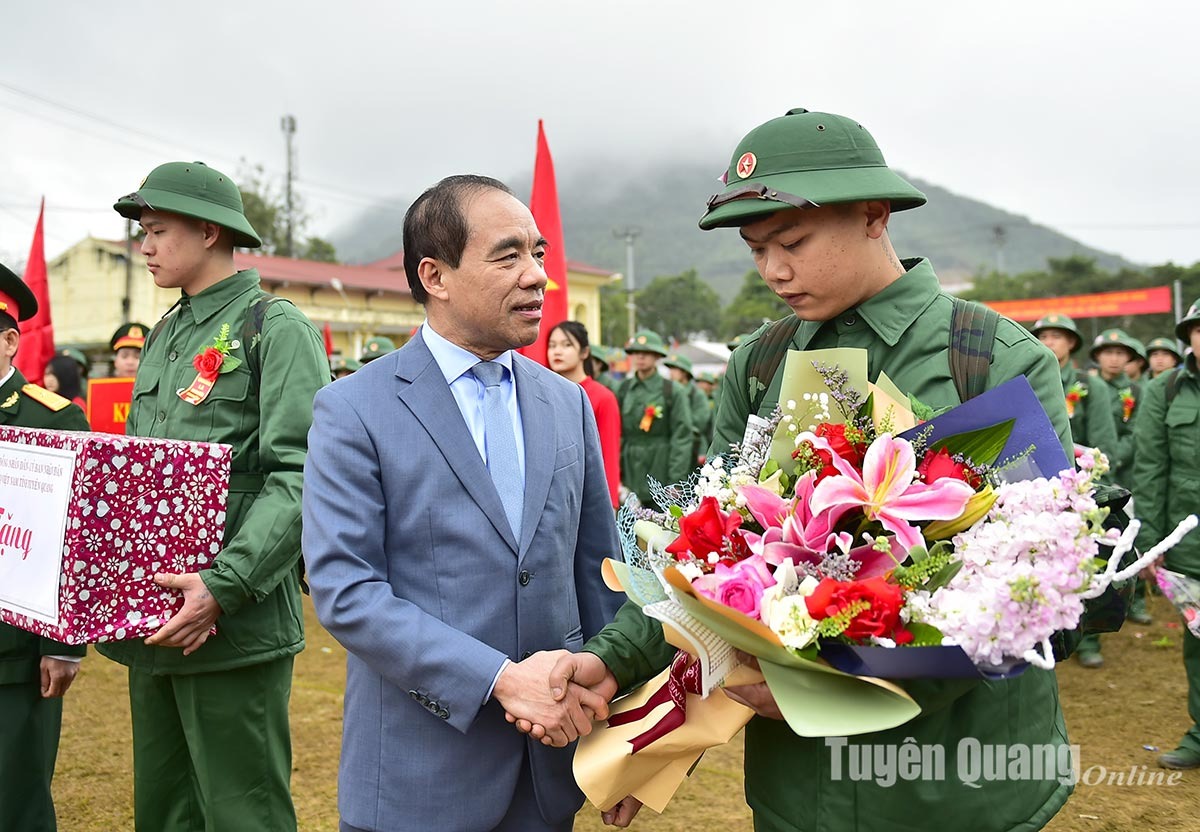 Đồng chí Bí thư Tỉnh ủy Chẩu Văn Lâm dự Lễ giao nhận quân tại huyện Chiêm Hóa