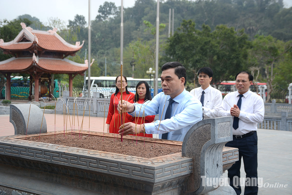 Ban Tổ chức Tỉnh ủy dâng hương kỷ niệm 112 năm ngày sinh đồng chí Lê Văn Lương