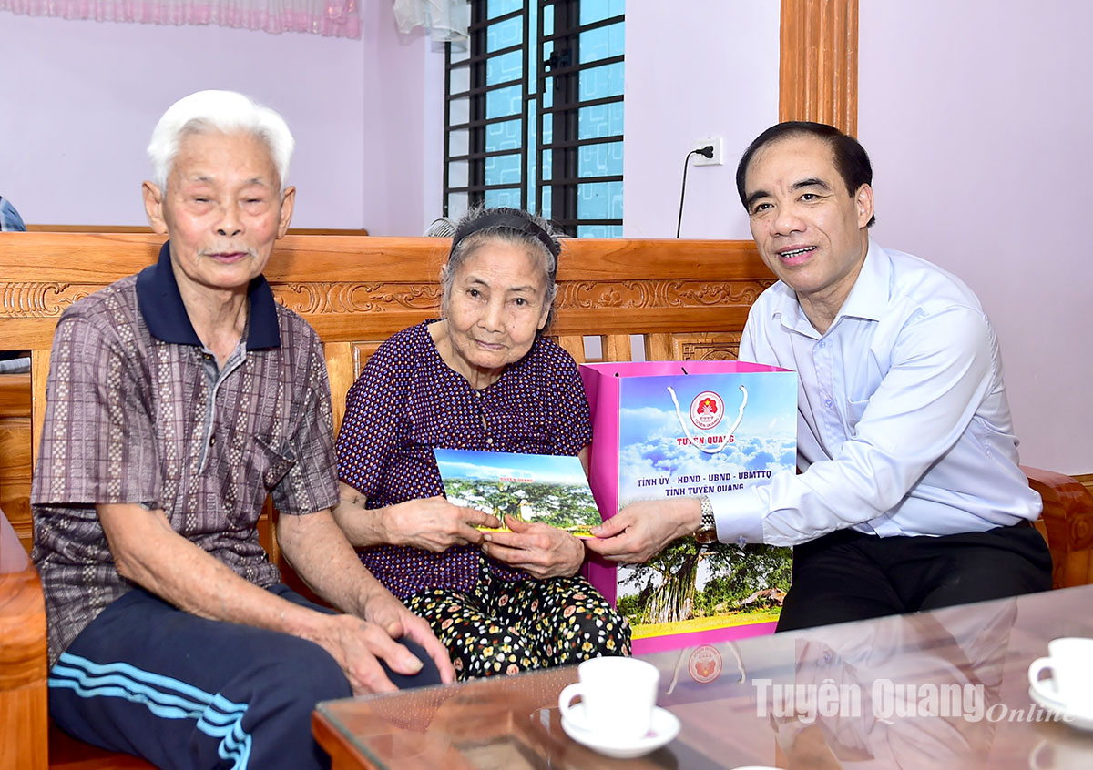 Đồng chí Bí thư Tỉnh ủy Chẩu Văn Lâm thăm, tặng quà Chiến sĩ Điện Biên