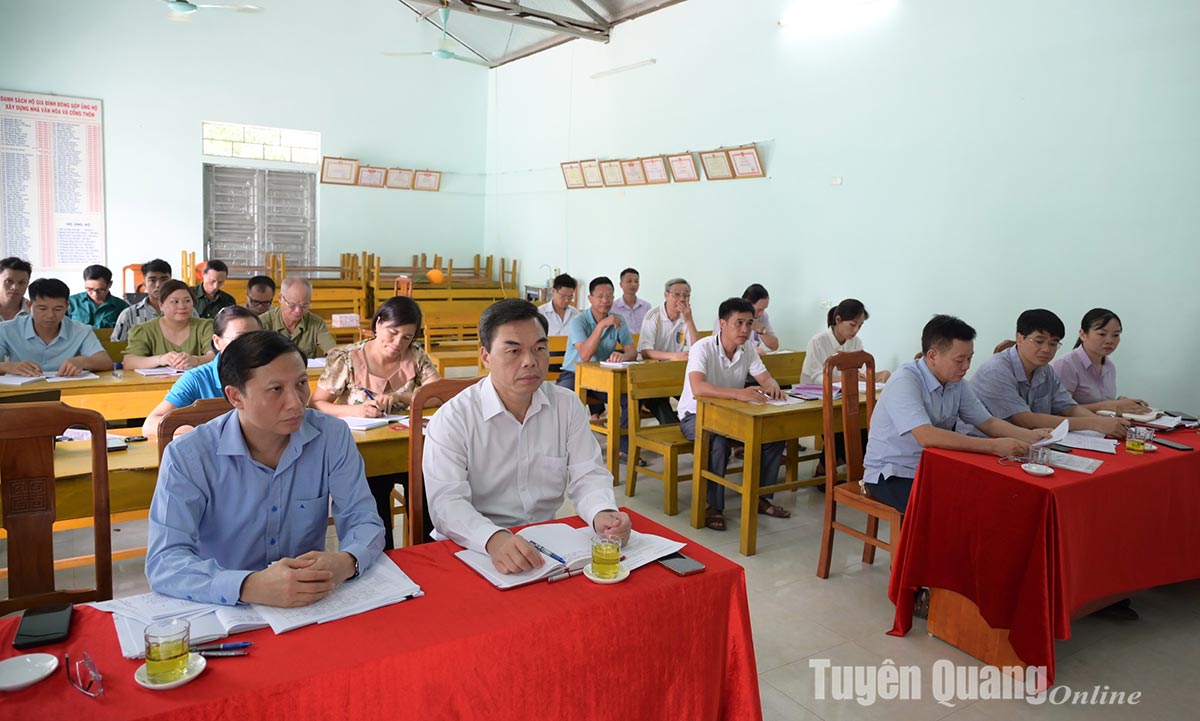 Đồng chí Trưởng Ban Tổ chức Tỉnh ủy Ma Thế Hồng dự sinh hoạt chi bộ ở Minh Dân