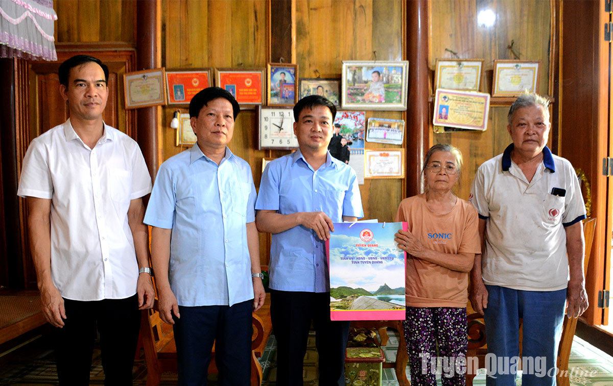 Đồng chí Trưởng Ban Dân vận Tỉnh ủy, Chủ tịch Ủy ban MTTQ tỉnh Nguyễn Hưng Vượng thăm, tặng quà gia đình chính sách huyện Lâm Bình