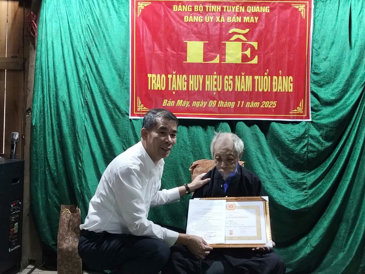 Đảng uỷ xã Bản Máy trao tặng huy hiệu 65 năm tuổi Đảng
