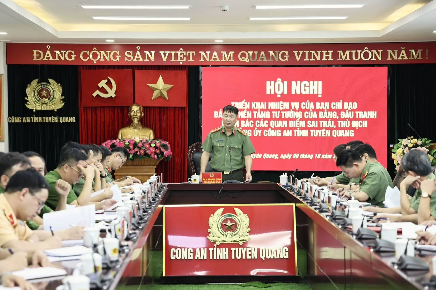 Cán bộ, đảng viên phải là lực lượng tiên phong bảo vệ nền tảng tư tưởng của Đảng