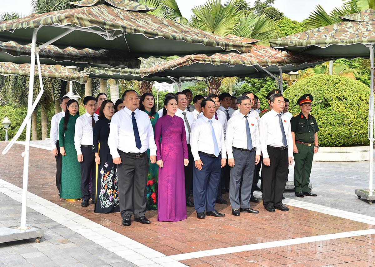 Đoàn đại biểu dự Đại hội Đảng bộ tỉnh lần thứ I dâng hương tưởng nhớ Chủ tịch Hồ Chí Minh và các Anh hùng liệt sỹ