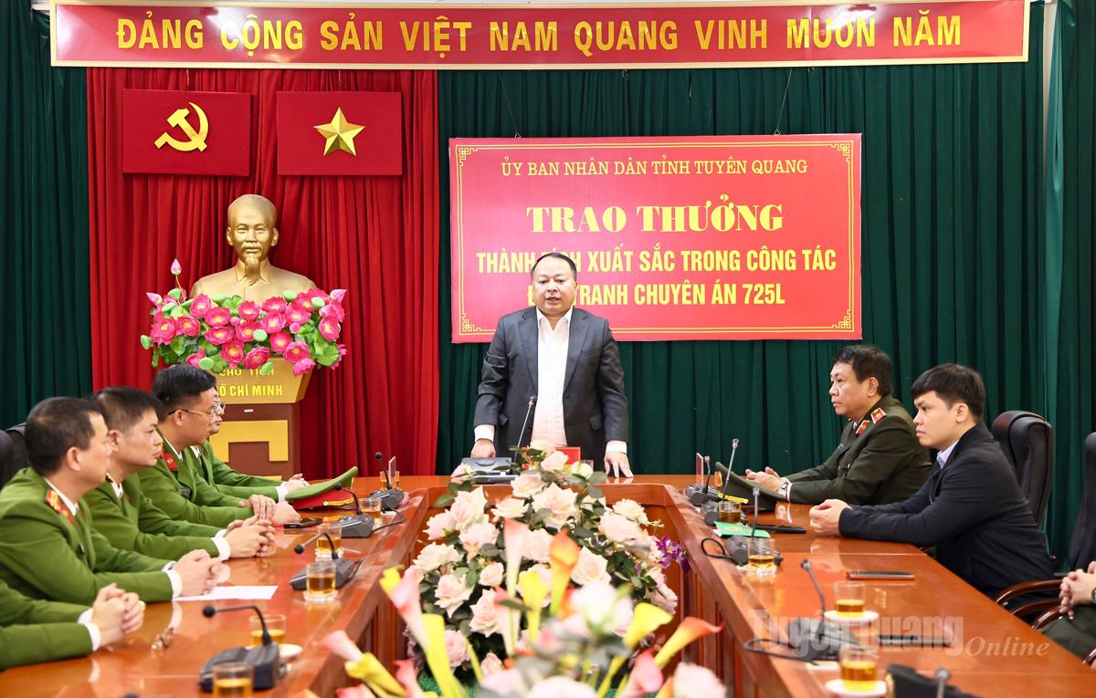 Chủ tịch UBND tỉnh Phan Huy Ngọc động viên, trao thưởng cho các lực lượng triệt phá thành công đường dây lừa đảo tại Campuchia