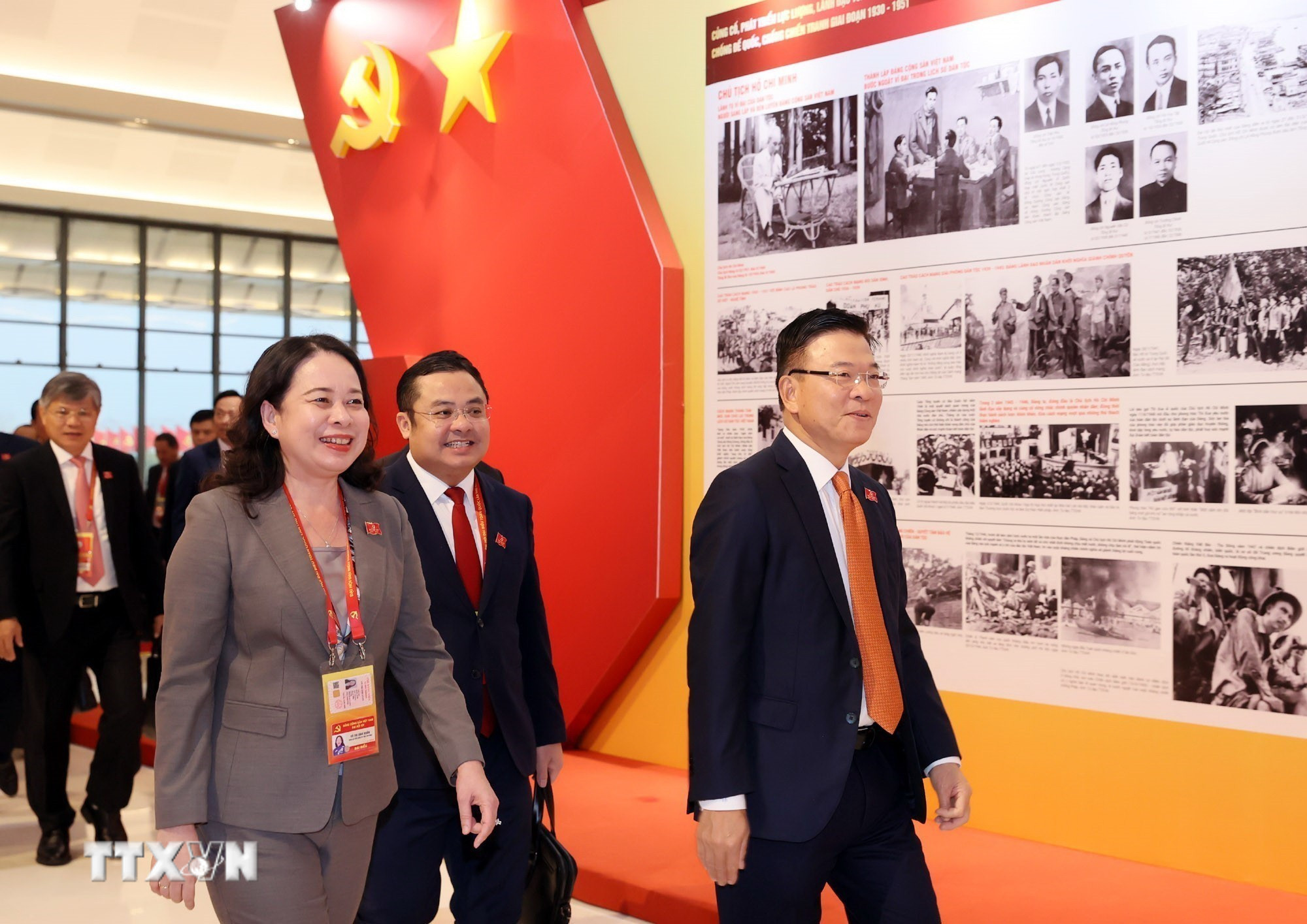 Phiên thảo luận tại hội trường về các văn kiện Đại hội