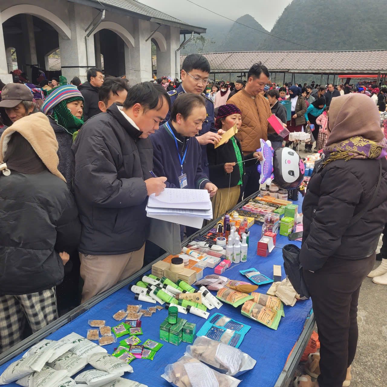 Chủ động, quyết liệt quản lý thị trường, bình ổn giá cả, bảo đảm cung - cầu hàng hóa và tăng cường phòng, chống buôn lậu dịp Tết Nguyên đán