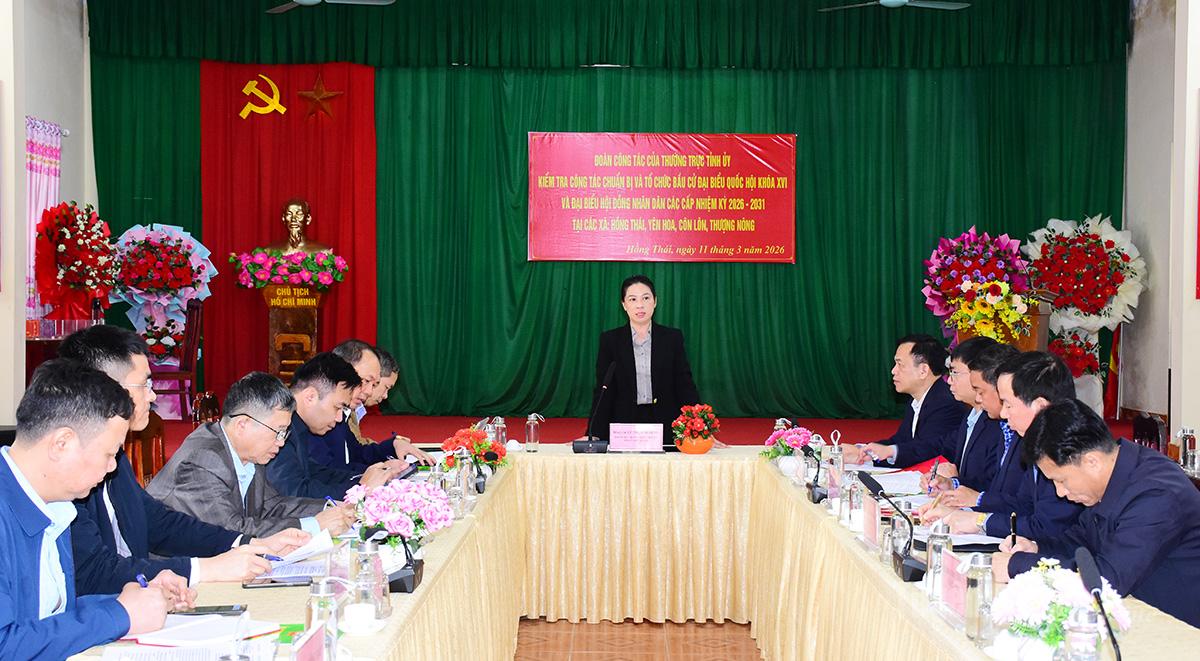 Đồng chí Lê Thị Kim Dung, Phó Bí thư Thường trực Tỉnh uỷ kiểm tra công tác chuẩn bị bầu cử tại các xã Côn Lôn, Thượng Nông, Yên Hoa và Hồng Thái