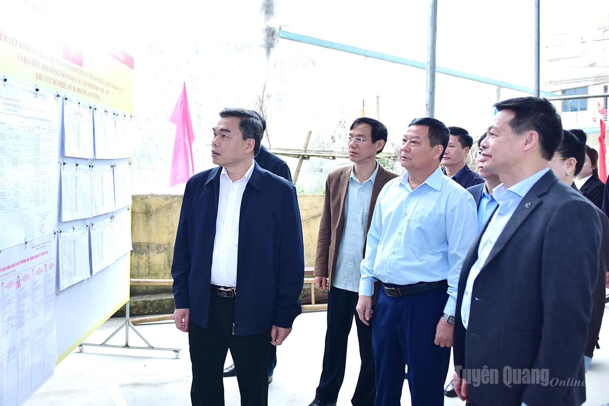 Phó Bí thư Tỉnh ủy, Chủ tịch Ủy ban MTTQ Việt Nam tỉnh Ma Thế Hồng kiểm tra công tác chuẩn bị bầu cử tại phường An Tường và Nông Tiến
