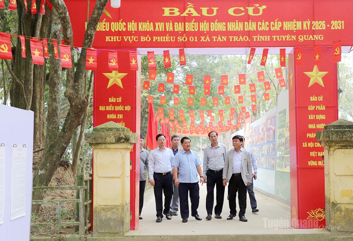 Bí thư Tỉnh ủy Hầu A Lềnh kiểm tra công tác chuẩn bị bầu cử tại xã Tân Trào