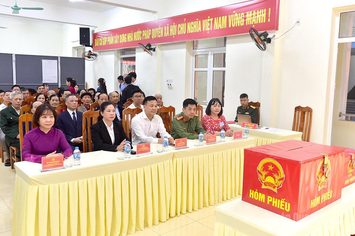 Đồng chí Phó Bí thư Thường trực Tỉnh ủy Lê Thị Kim Dung tham gia bỏ phiếu tại khu vực bỏ phiếu số 39, phường Minh Xuân