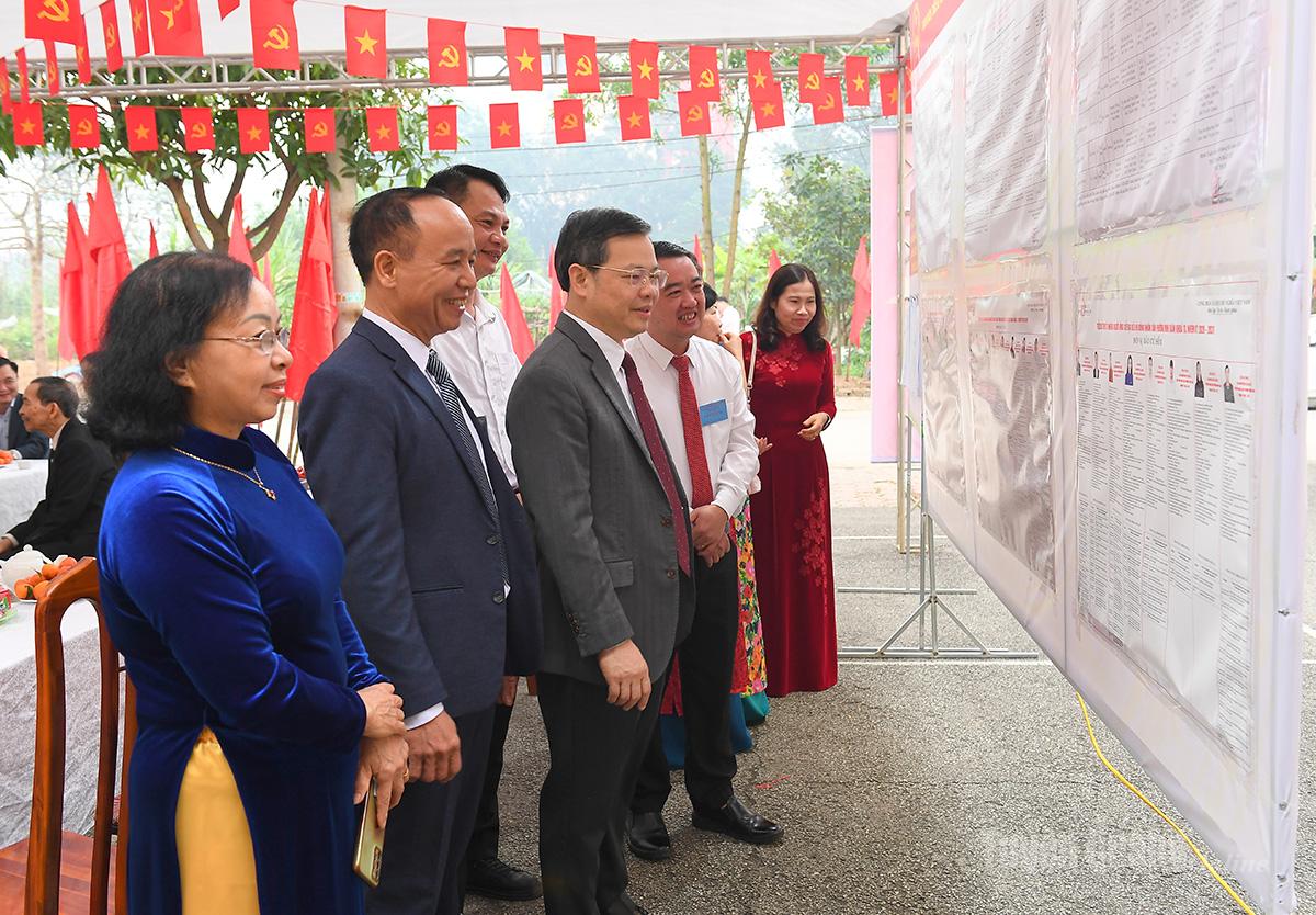 Chủ tịch HĐND tỉnh Nguyễn Văn Sơn dự khai mạc bầu cử tại khu vực bỏ phiếu số 23, phường Minh Xuân