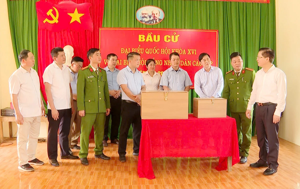 Trưởng ban Tổ chức Tỉnh uỷ Trần Quang Minh kiểm tra công tác chuẩn bị bầu cử tại Đồng Tâm