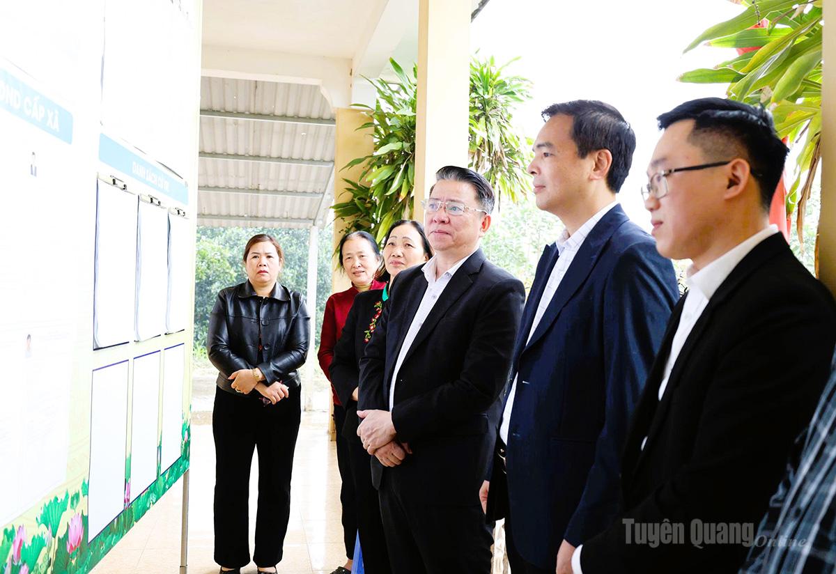 Trưởng ban Tuyên giáo và Dân vận Tỉnh ủy Trần Mạnh Lợi kiểm tra công tác bầu cử tại các xã Yên Sơn, Tân Long