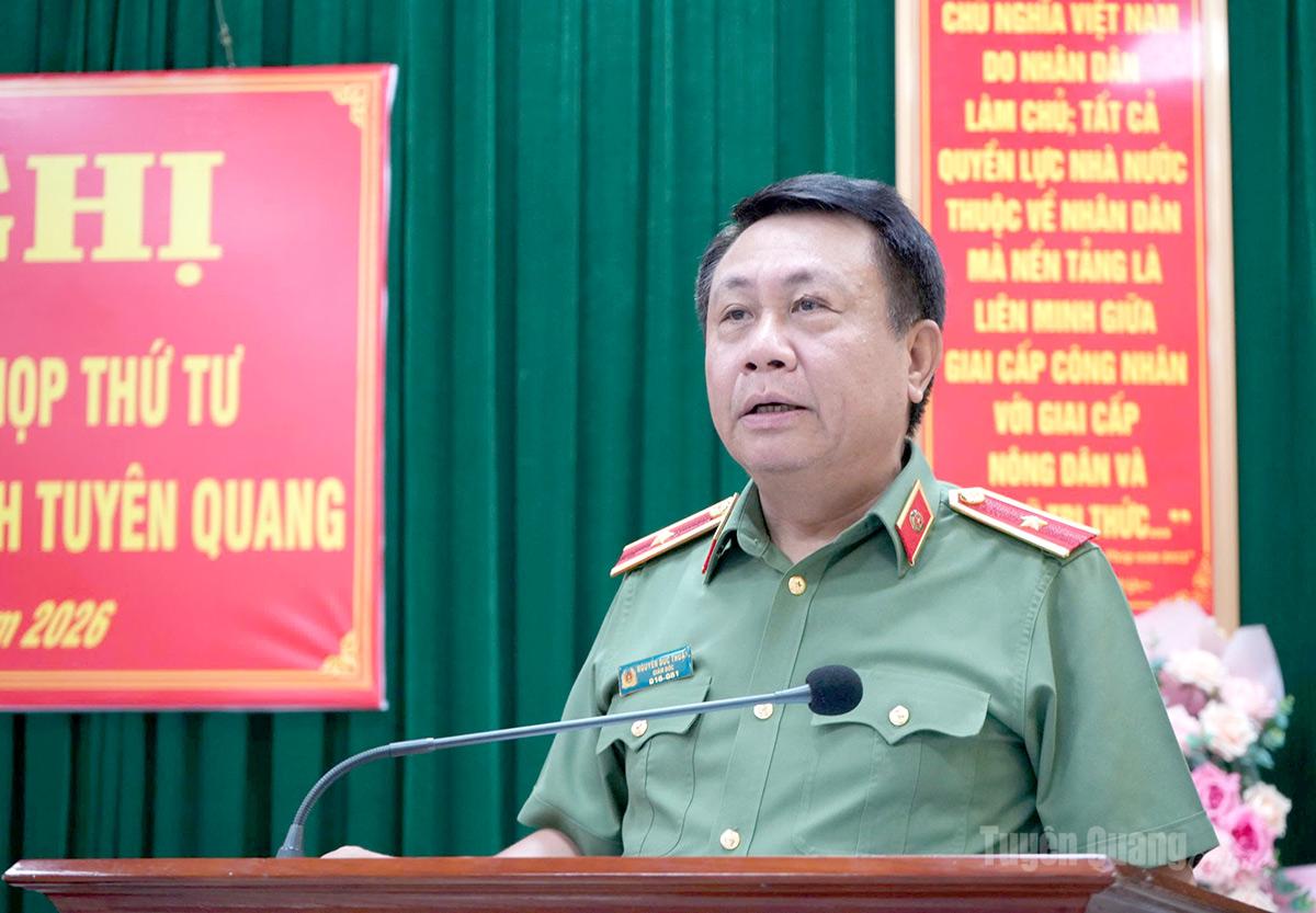 Thiếu tướng Nguyễn Đức Thuận, Ủy viên BTV Tỉnh ủy, Giám đốc Công an tỉnh, Tổ trưởng tổ Đại biểu số 07 HĐND tỉnh phát biểu tại buổi tiếp xúc cử tri.