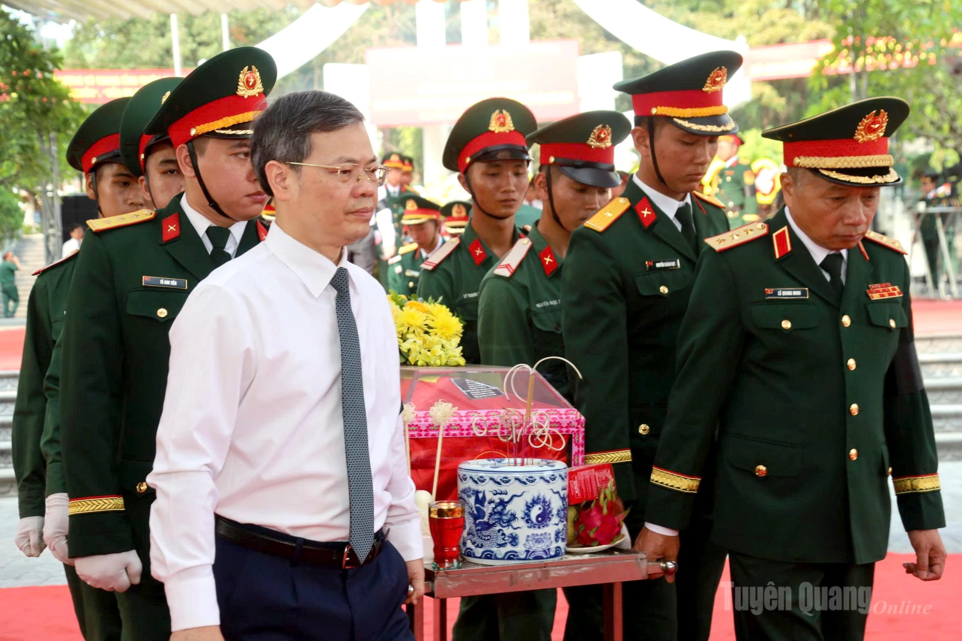 Đồng chí Chủ tịch HĐND tỉnh Nguyễn Văn Sơn di chuyển hài cốt liệt sĩ. Ảnh: Văn Long