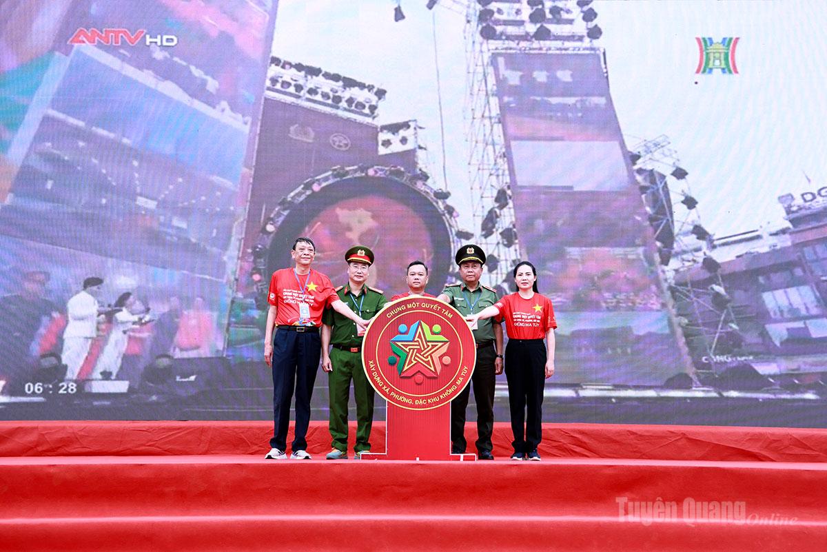 Các đại biểu thực hiện nghi thức phát động hưởng ứng toàn quốc “Chung một quyết tâm xây dựng xã, phường, đặc khu không ma túy”.