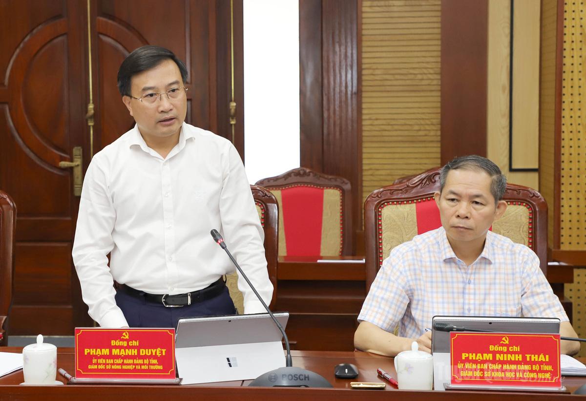 Giám đốc Sở Nông nghiệp và Môi trường thảo luận tại hội nghị.