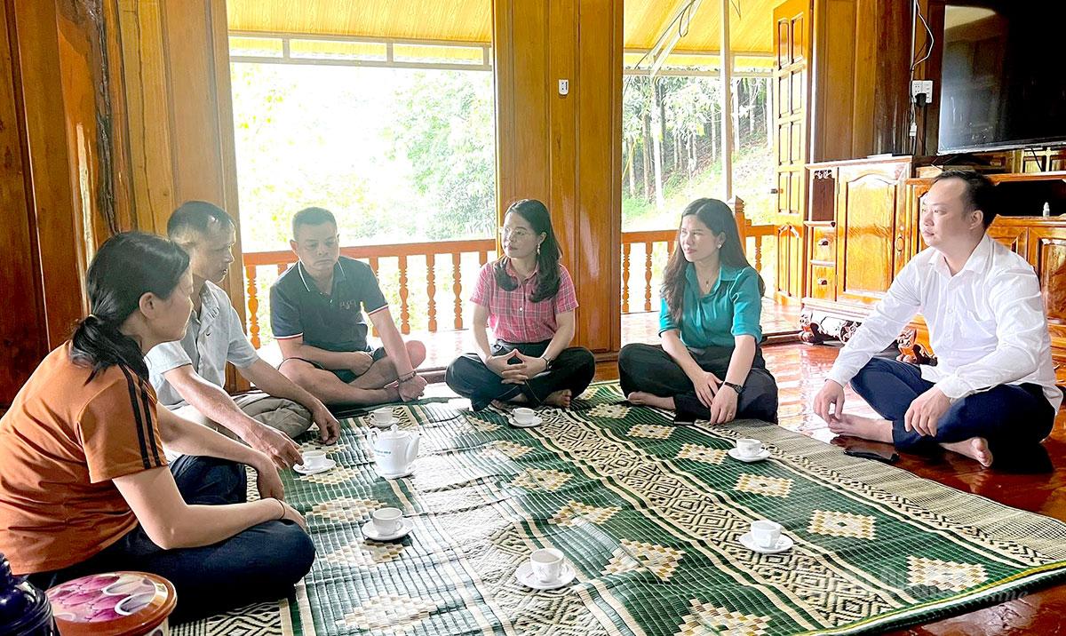 Đồng chí Quốc Thị Thanh Thảo, Phó Bí thư Thường trực Đảng ủy xã Bằng Hành (thứ ba
từ phải sang) cùng cán bộ xã trao đổi với người dân về tình hình thực hiện các nhiệm vụ ở cơ sở.