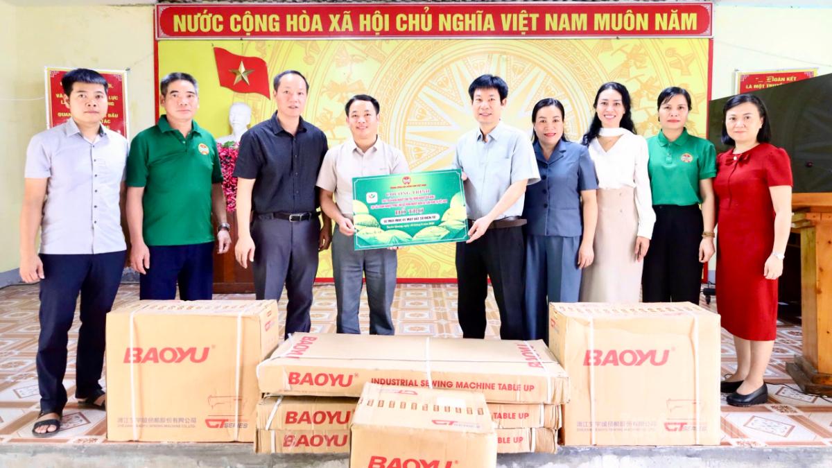 Đoàn công tác trao tặng trang thiết bị hỗ trợ HTX Dệt lanh Lùng Tám.