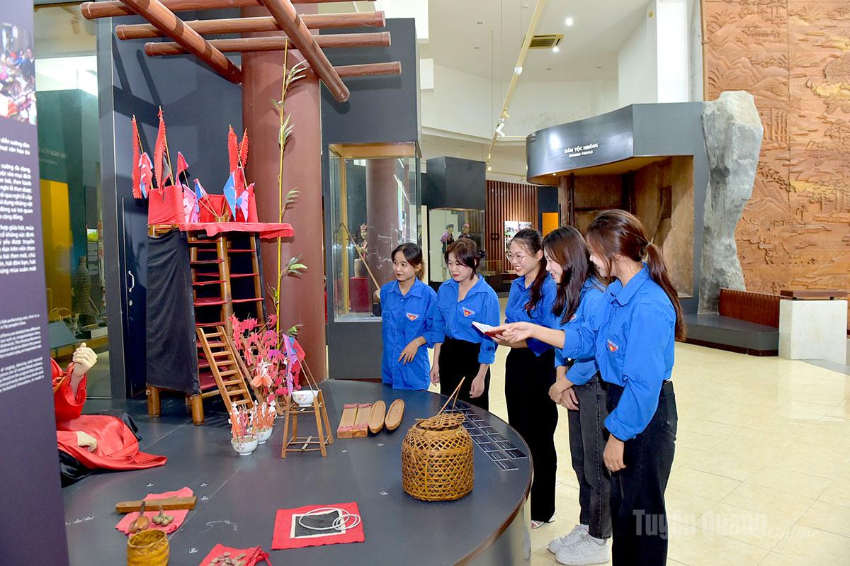 Sinh viên Đại học Tân Trào tìm hiểu tư liệu lịch sử tại bảo tàng tỉnh.