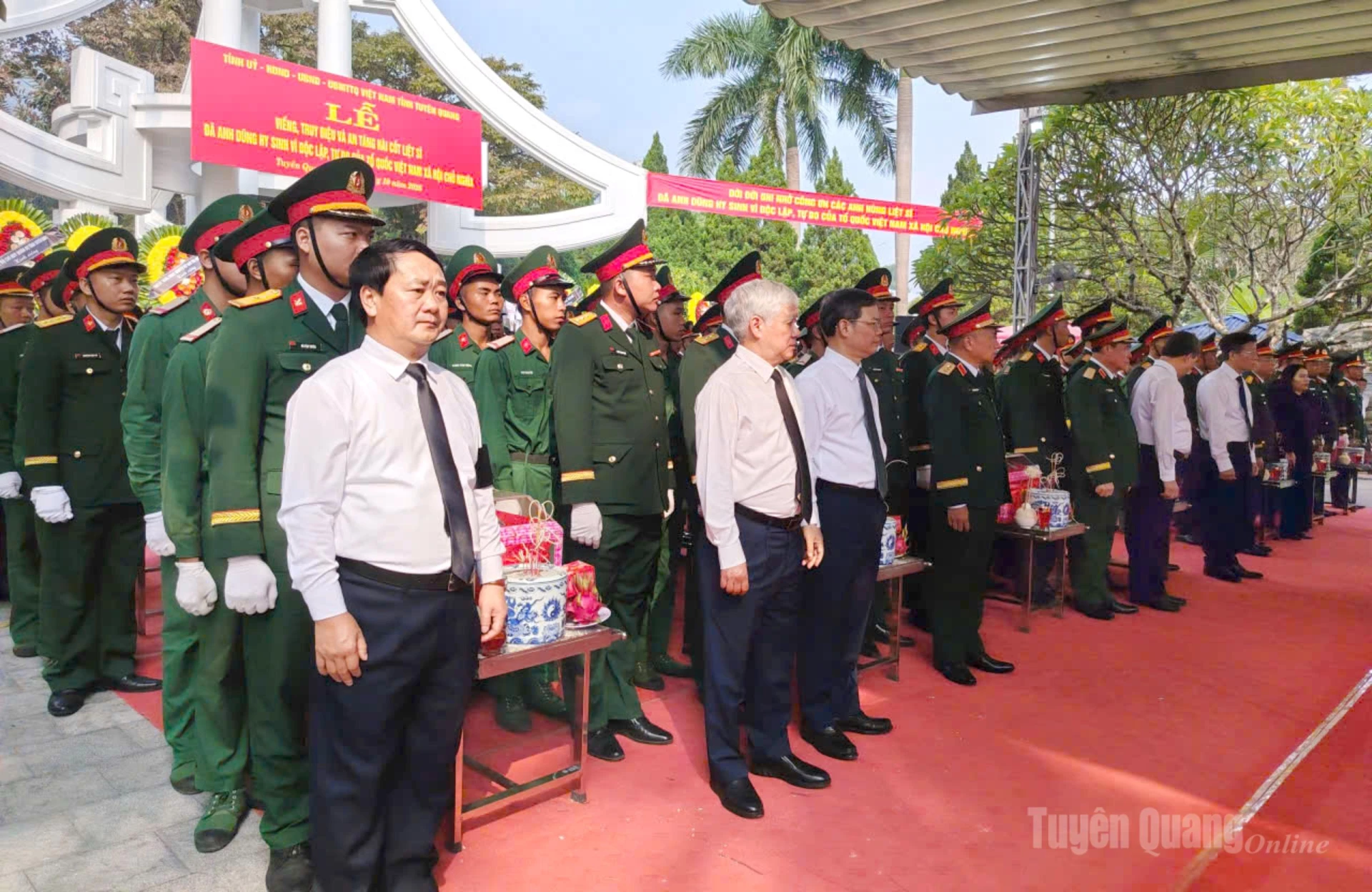 Các đồng chí lãnh đạo chuẩn bị thực hiện nghi lễ di chuyển hài cốt liệt sĩ. Ảnh: Văn Long