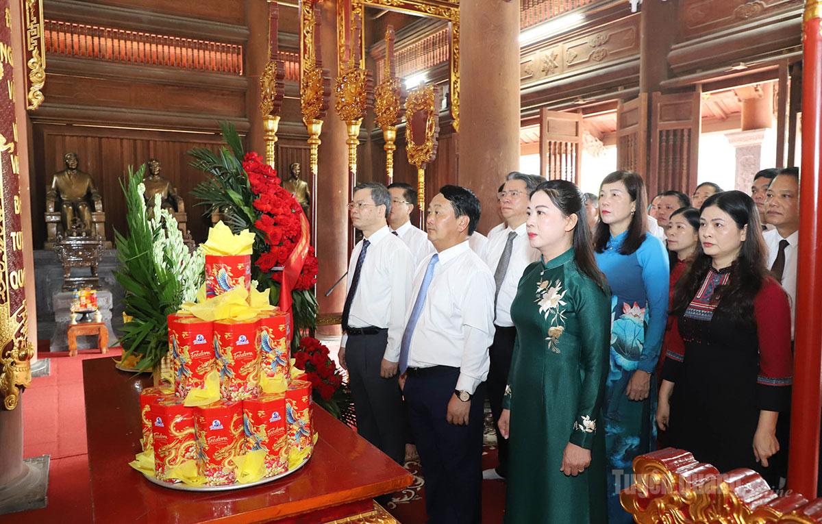 Các đồng chí lãnh đạo tỉnh dâng hương, hoa tại Khu tưởng niệm Chủ tịch Hồ Chí Minh và các vị tiền bối cách mạng tại Khu di tích quốc gia đặc biệt Tân Trào.