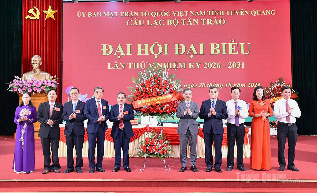 Các đồng chí lãnh đạo tỉnh tặng hoa chúc mừng Đại hội.