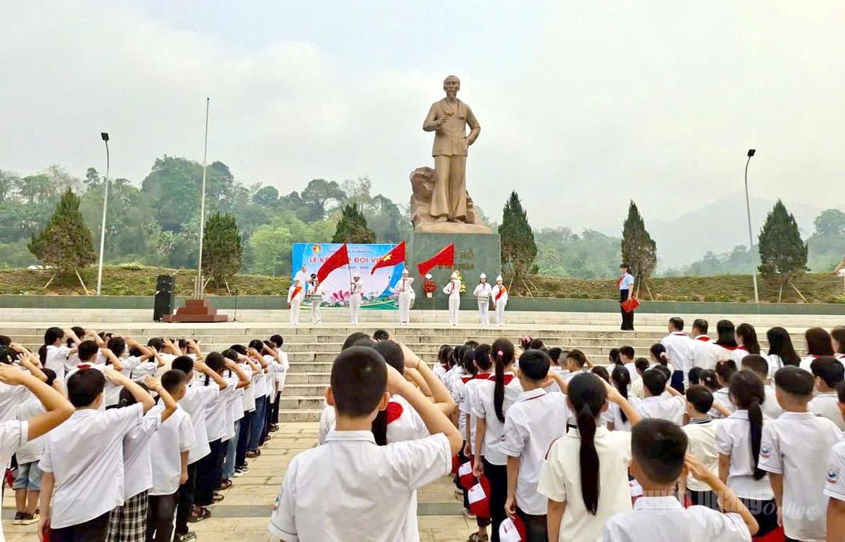 Các em thiếu nhi nghiêm trang chào cờ dưới Tượng đài Bác Hồ ở Tân Trào, Khu Di tích quốc gia đặc biệt Tân Trào.
