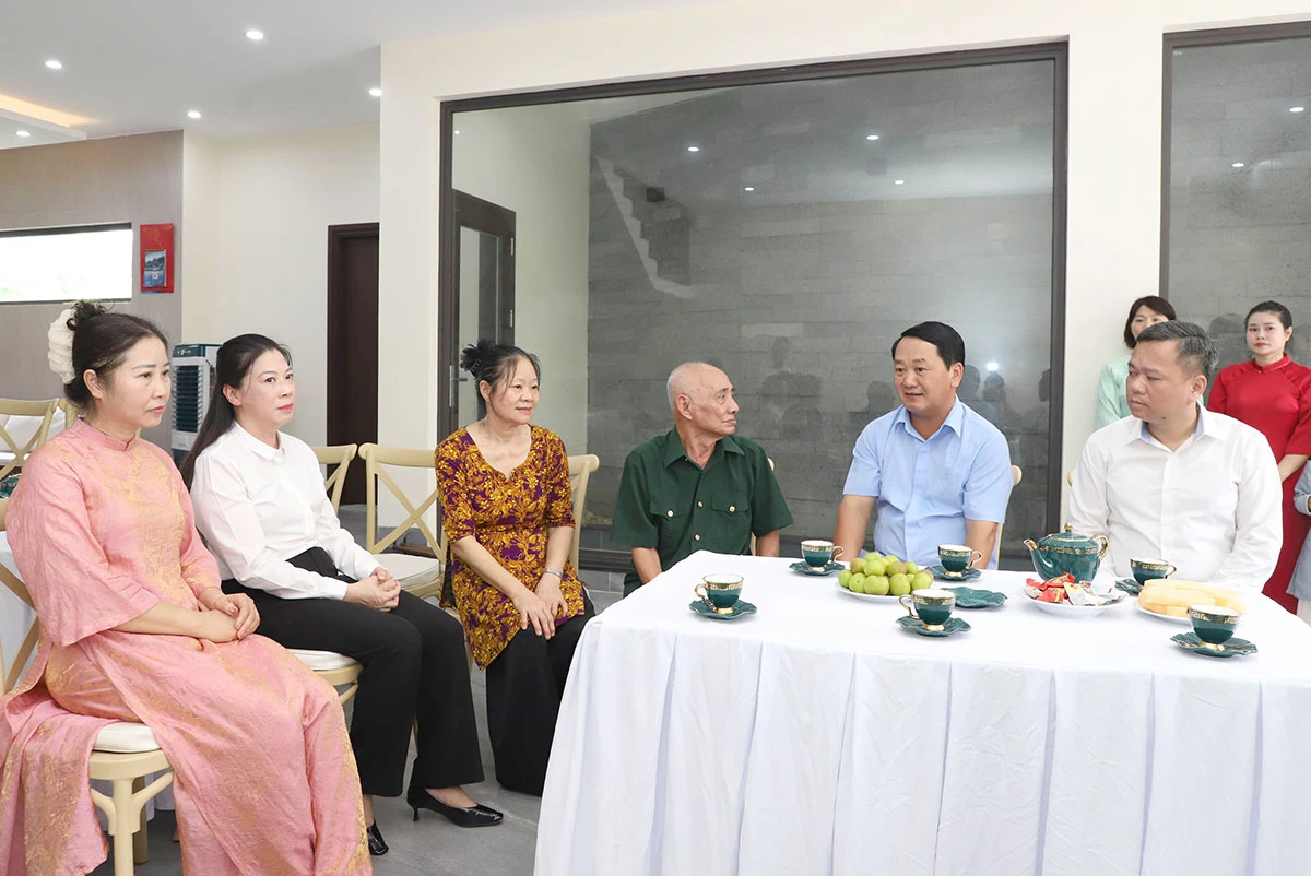 Bí thư Tỉnh ủy Hầu A Lềnh thăm hỏi, động viên gia đình thương binh Hà Hoa Bắc.