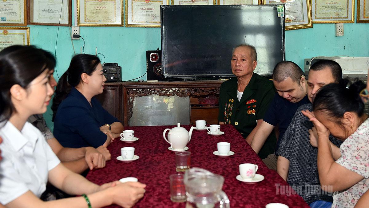 Đồng chí Phó Bí thư Thường trực Tỉnh ủy Lê Thị Kim Dung chia sẻ với những hi sinh, mất mát do di chứng chiến tranh của gia đình ông Hồ Ngọc Quang, thôn 4 xã Tân Long.