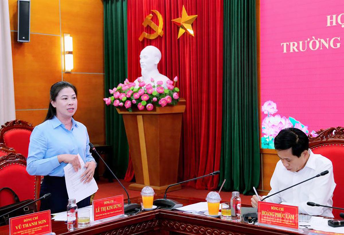 Đồng chí Phó Bí thư Thường trực Tỉnh ủy, Trưởng đoàn ĐBQH tỉnh Lê Thị Kim Dung phát biểu tại cuộc họp.