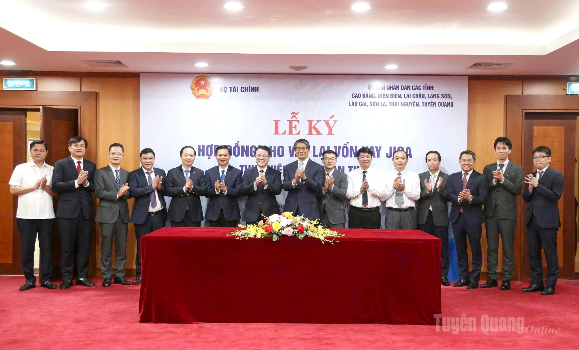 Các đại biểu chụp hình lưu niệm tại buổi lễ.
