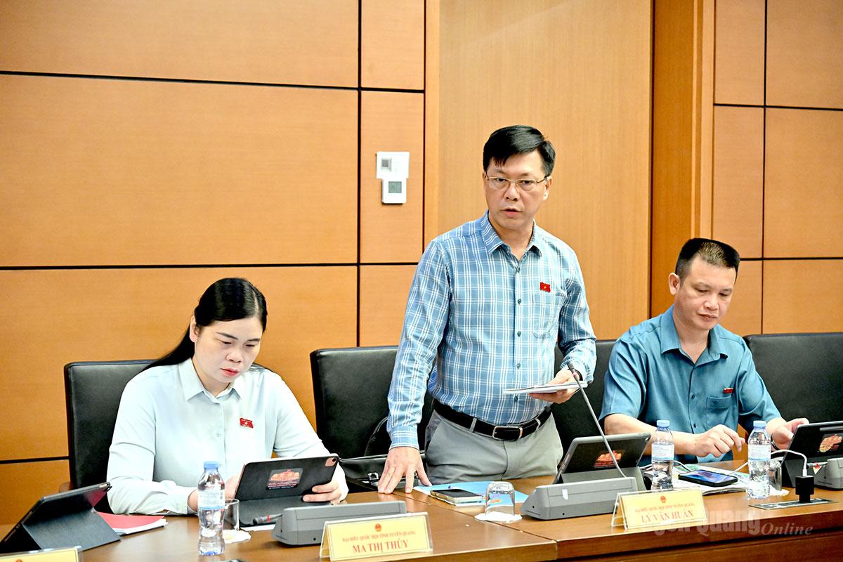 ĐBQH Lý Văn Huấn thảo luận.