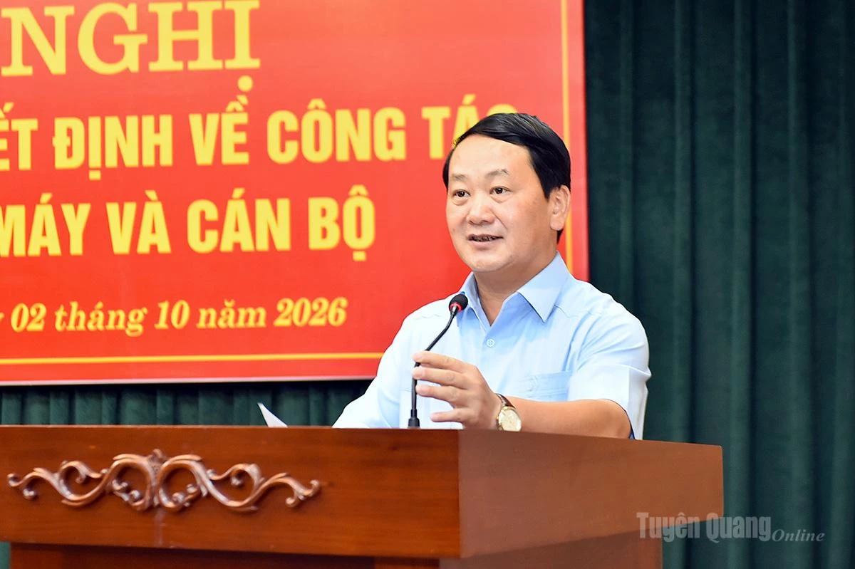 Đồng chí Bí thư Tỉnh ủy Hầu A Lềnh phát biểu giao nhiệm vụ.