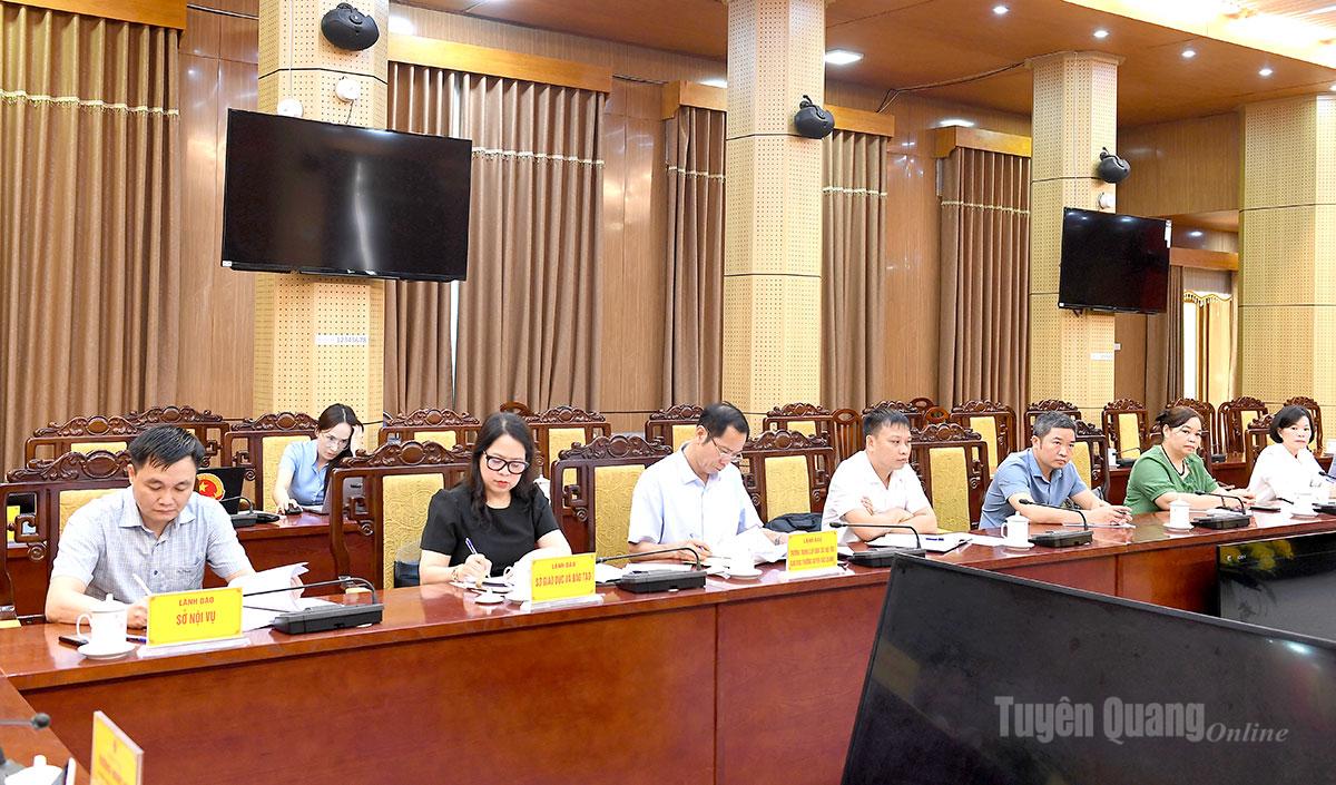 Lãnh đạo các sở, ngành dự buổi làm việc.