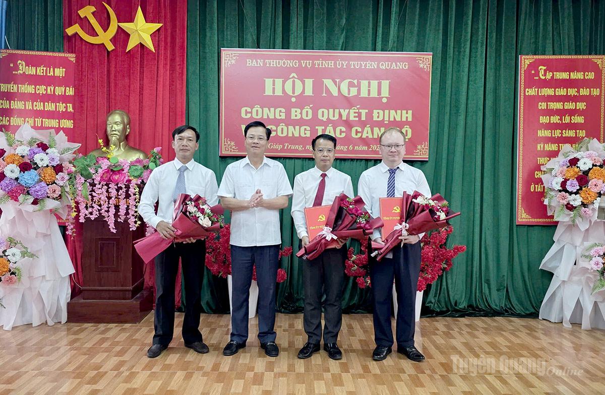 2.	Đồng chí Trần Quang Minh, Ủy viên BTV Tỉnh ủy, Trưởng Ban Tổ chức Tỉnh ủy trao Quyết định và tặng hoa cho các đồng chí nhận nhiệm vụ mới.