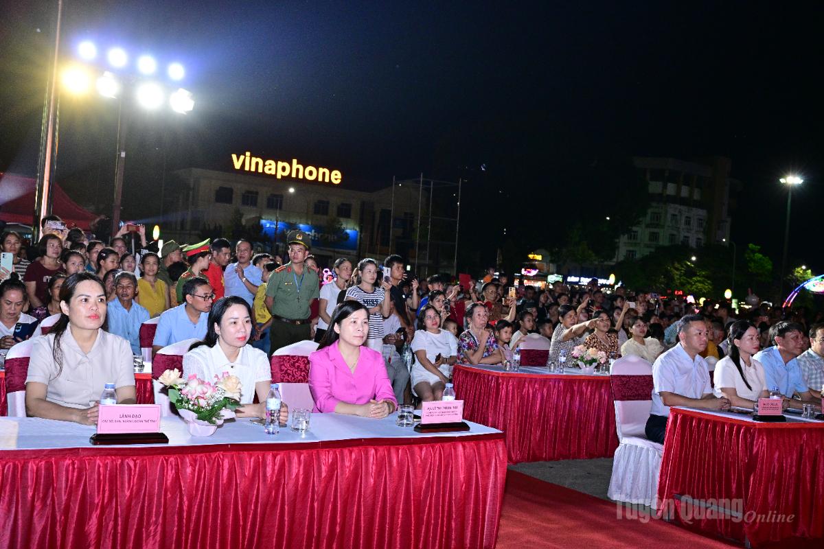 Lãnh đạo tỉnh và các đại biểu dự chương trình.